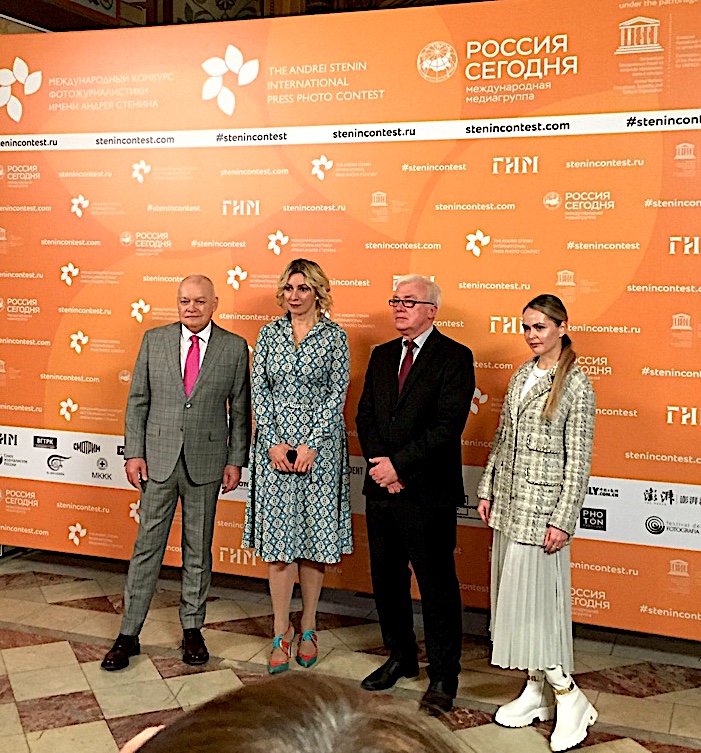 1б-На открытии выставки. Слева направо - Дмитрий Киселев, Мария Захарова, Алексей Левыкин, Оксана Олейник.JPG