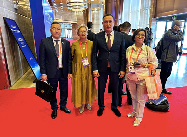 Богословская и члены делегации в Китае.png