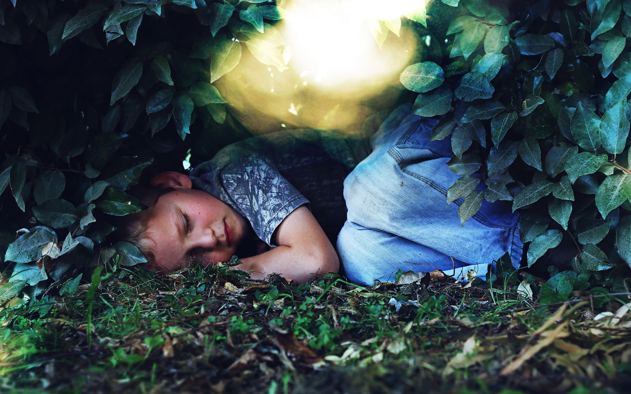 Сон в доме на улице. Спящий на траве. Сон на природе.