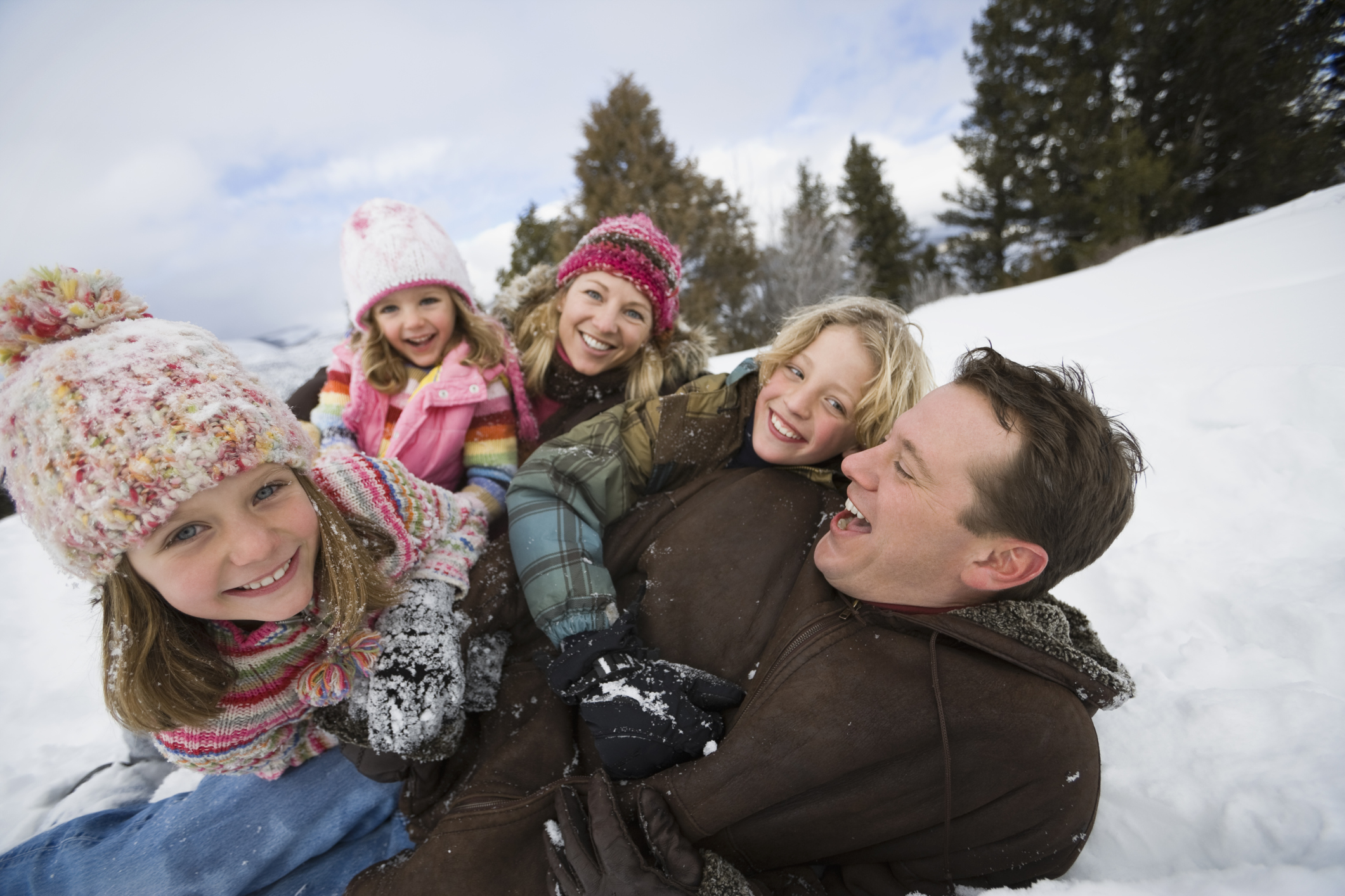 Что провести с детьми в марте. Счастливая семья зимой. Счастливые дети зимой. Семья с детьми зимой. Счастливая семья СИМОЙ.