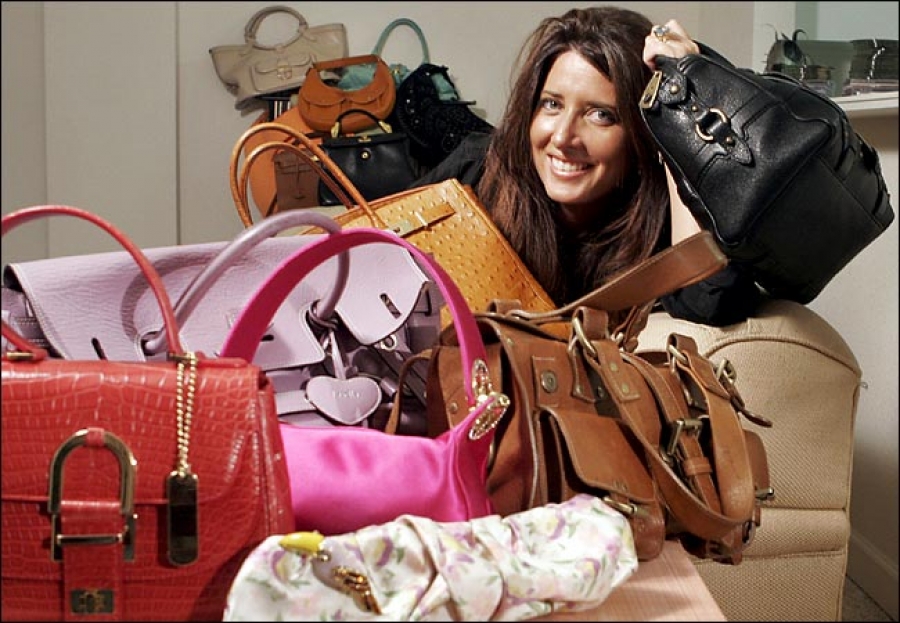 Можно вернуть сумку в магазин. Красивые сумки для девушек. Женщина с сумкой. Женщина с кучей сумок. Много сумок.
