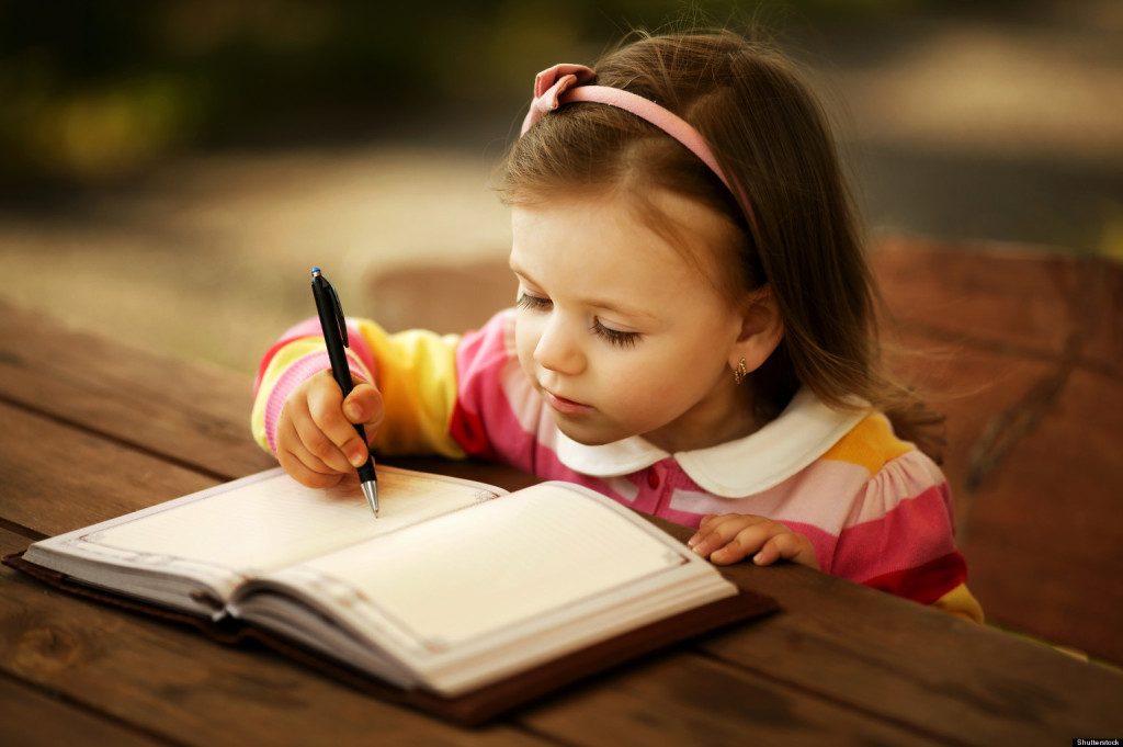 Учимся с бывшей. Шестилетняя финская девочка Хельга Хилтунен. Ребенок с ручкой в руке. Тетрадки для детей. Ребенок пишет.