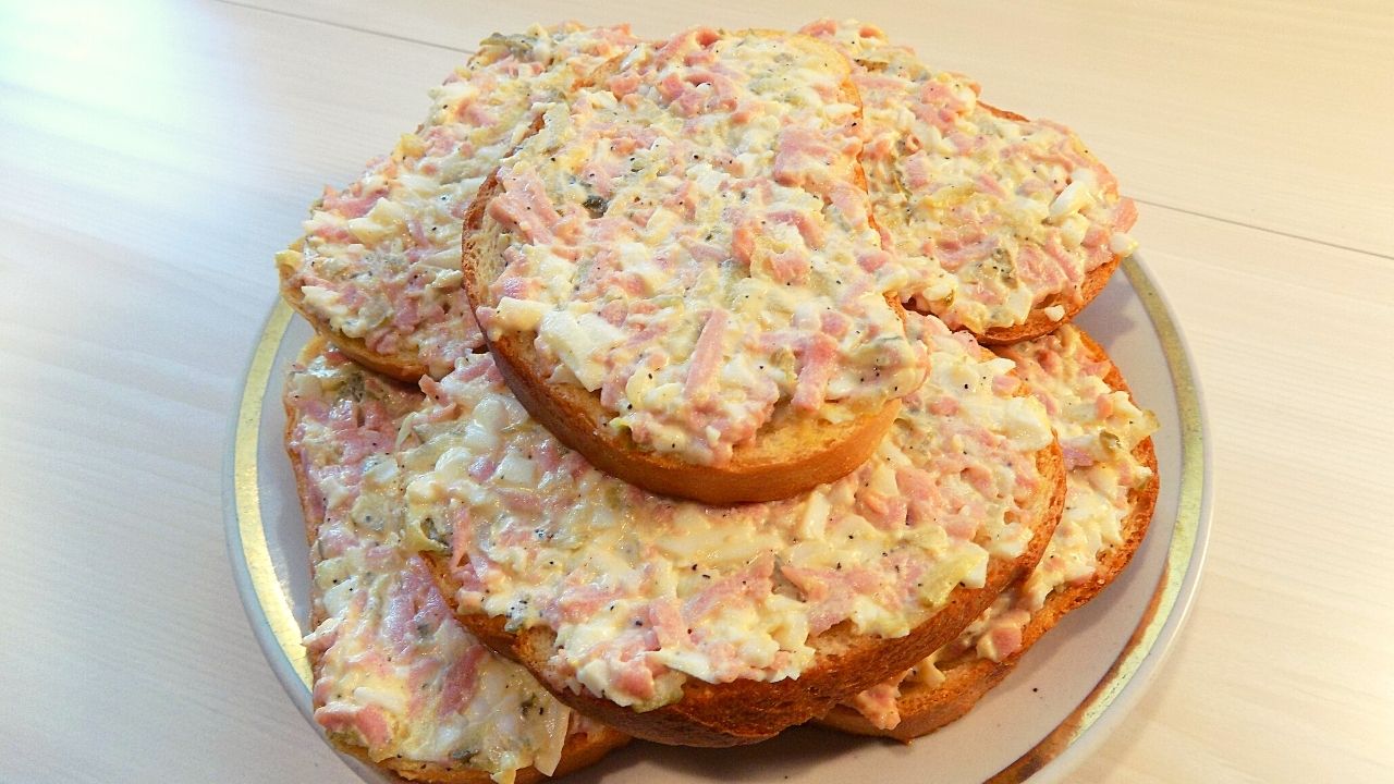 Острые бутерброды с соленым огурцом и яйцами.jpg