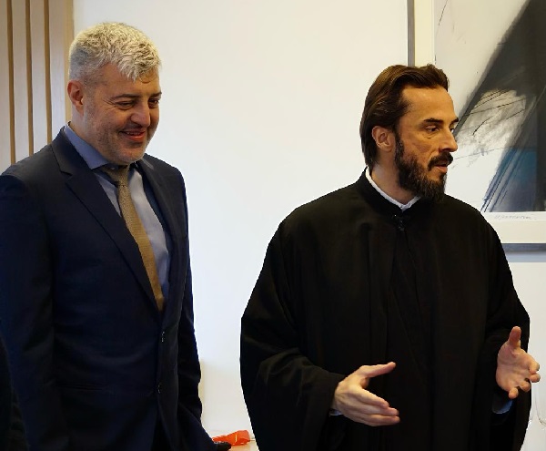 На вручении барельефа присутствовали члены руководства фонда пресвитер о. др Оливер Суботич, священник церкви Александр Невский в Белграде и Александр Вранич..jpeg