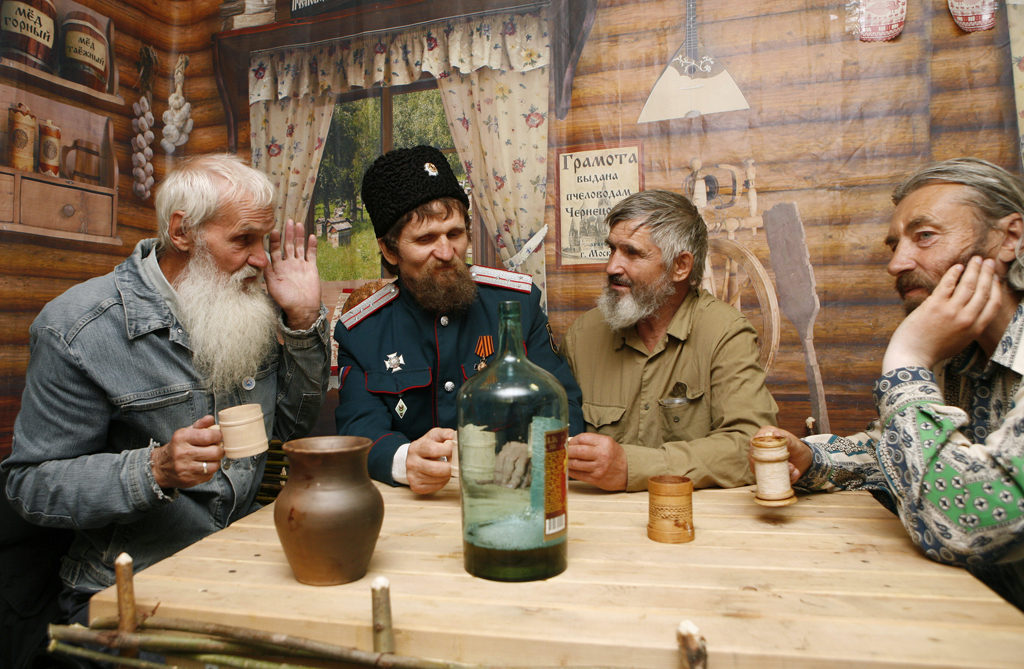 Русские пьет много. Казаки выпивают. Застолье с самогоном. Русские мужики пьют.