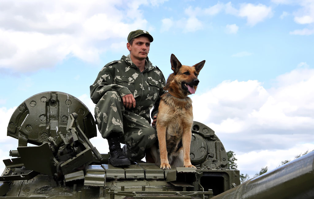 военный с собакой.jpg