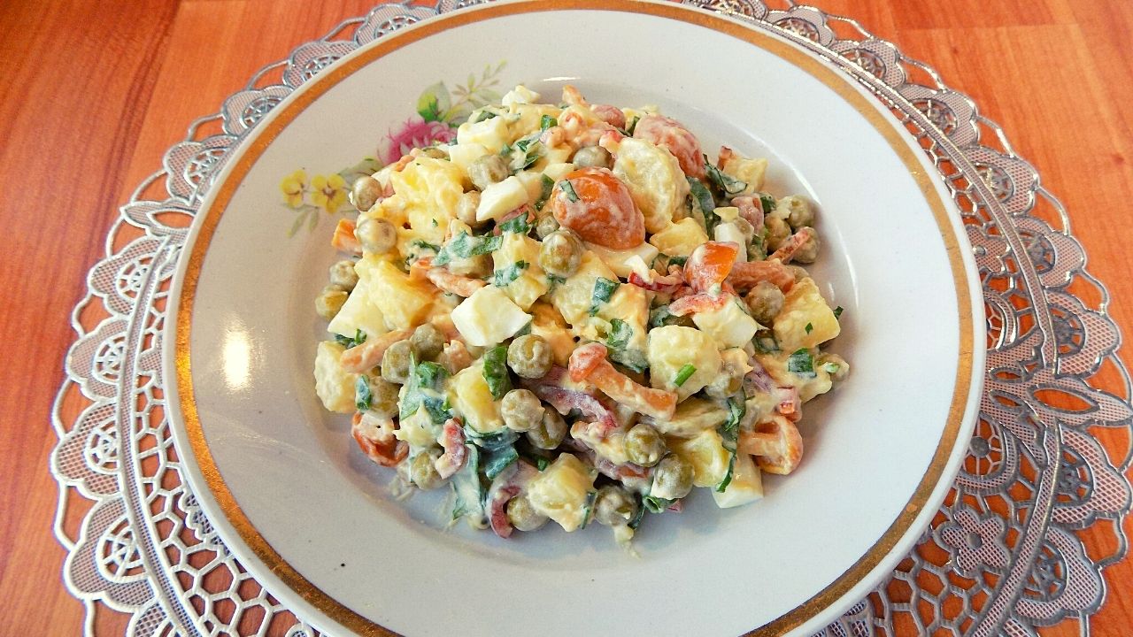 Картофельный салат с яйцом и маринованными грибами.jpg