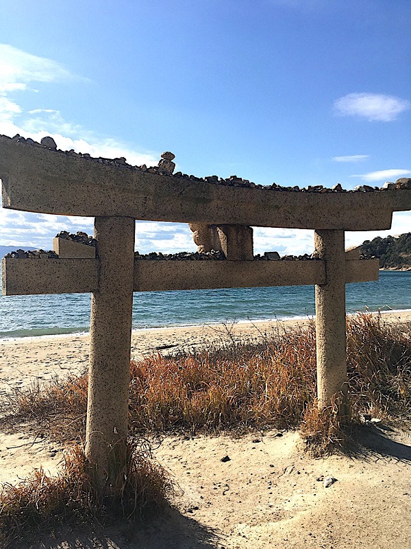 8-Синтоистские ворота на берегу моря.jpg