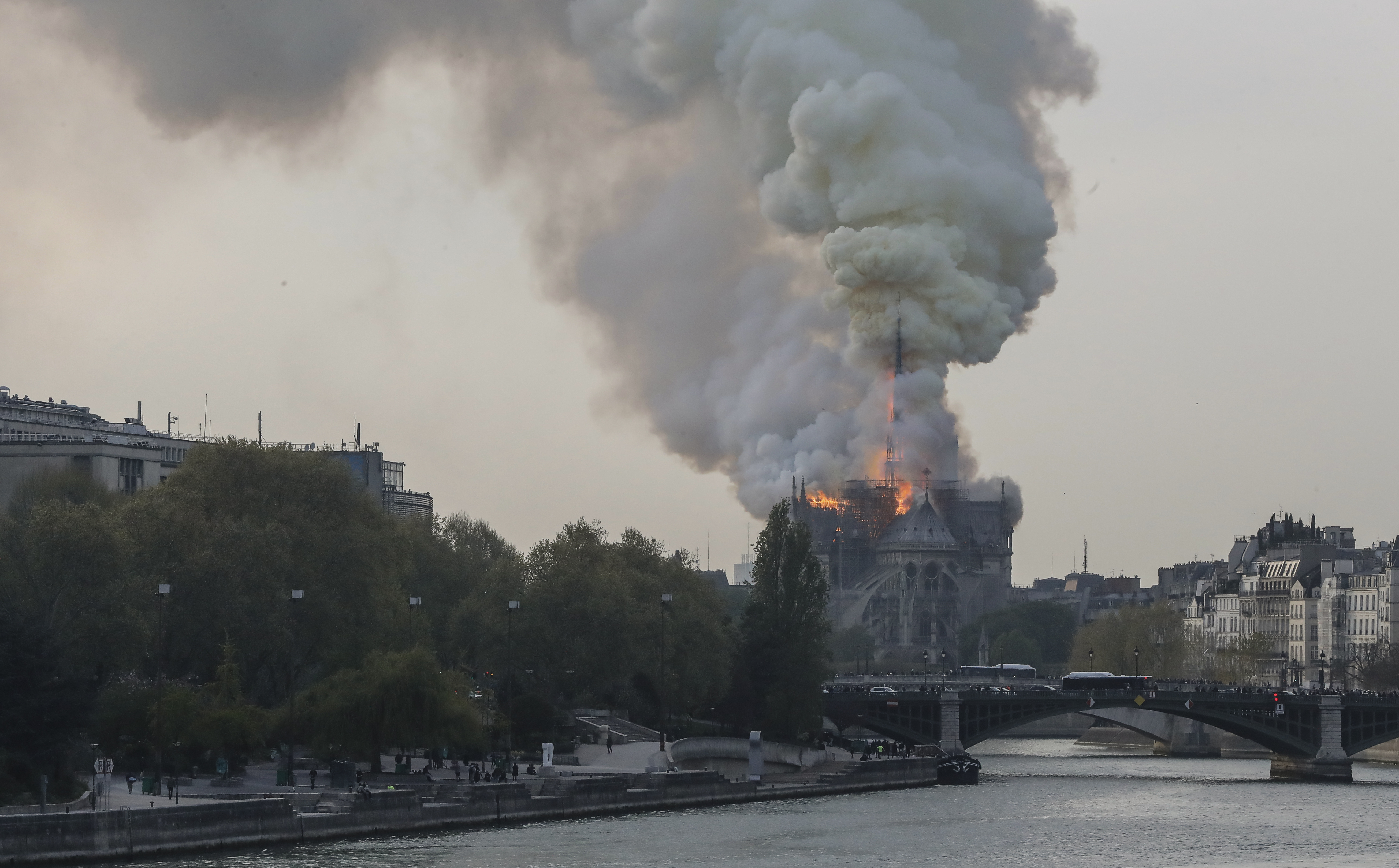 Сгорел нотр. Пожар в соборе Парижской Богоматери (2019). В Париже сгорел Нотр-дам-де-пари. Нотр дам 2019 пожар.