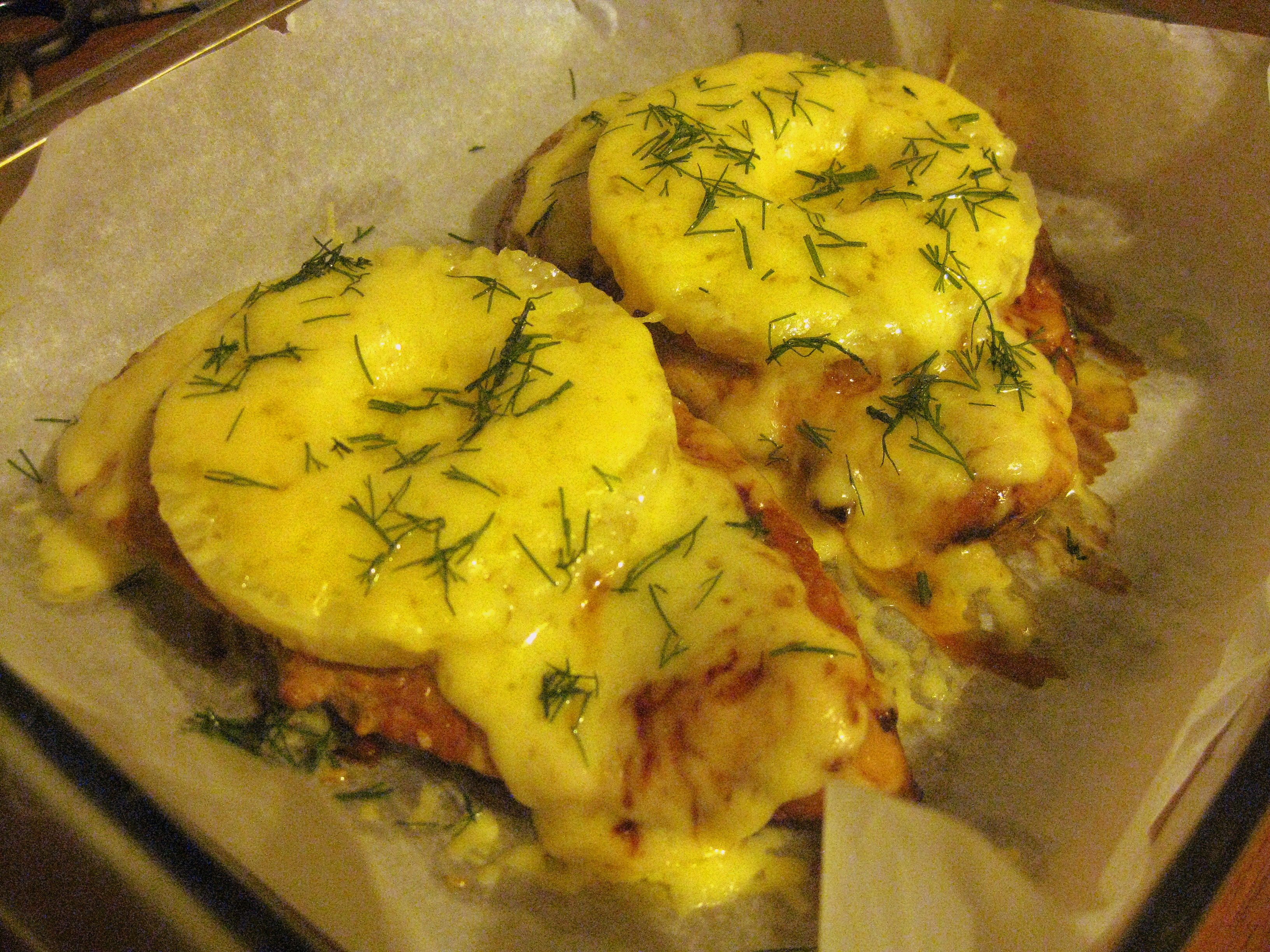 Курица с ананасами в духовке под сыром