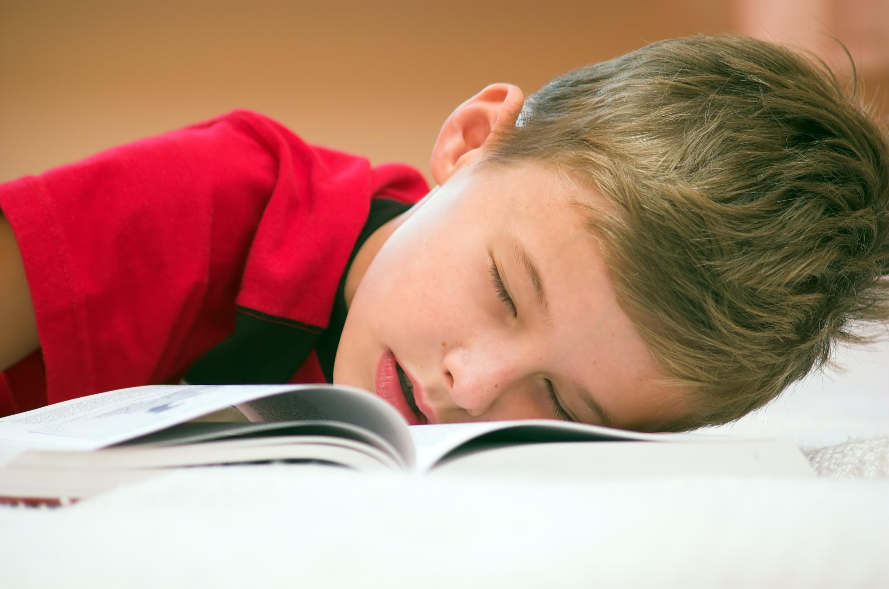 Дети считают что взрослые спать. Сонный ученик. Усталый ученик.