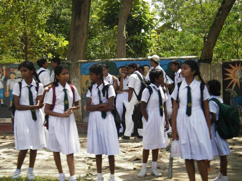 Форма шри. Школьная форма в Шри Ланке. Школьная форма Шри Ланка.