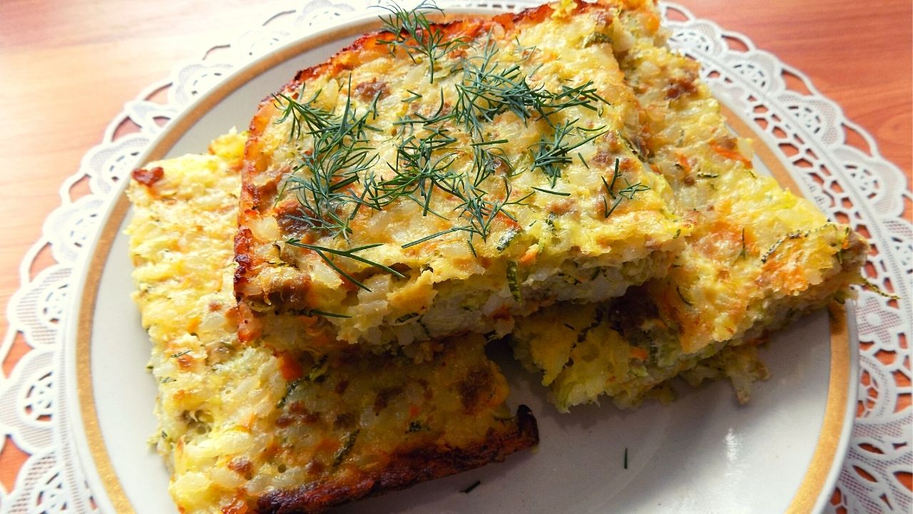Запеканка из кабачков. Рисовая запеканка. Запеканка с рисом и сыром. Запеканка из кабачков с рисом. Рисовая запеканка с кабачком.