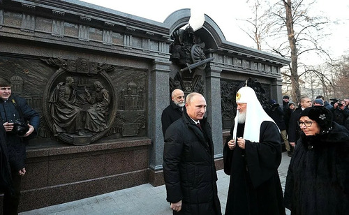 У стелы памятника Александру 114(1).jpg