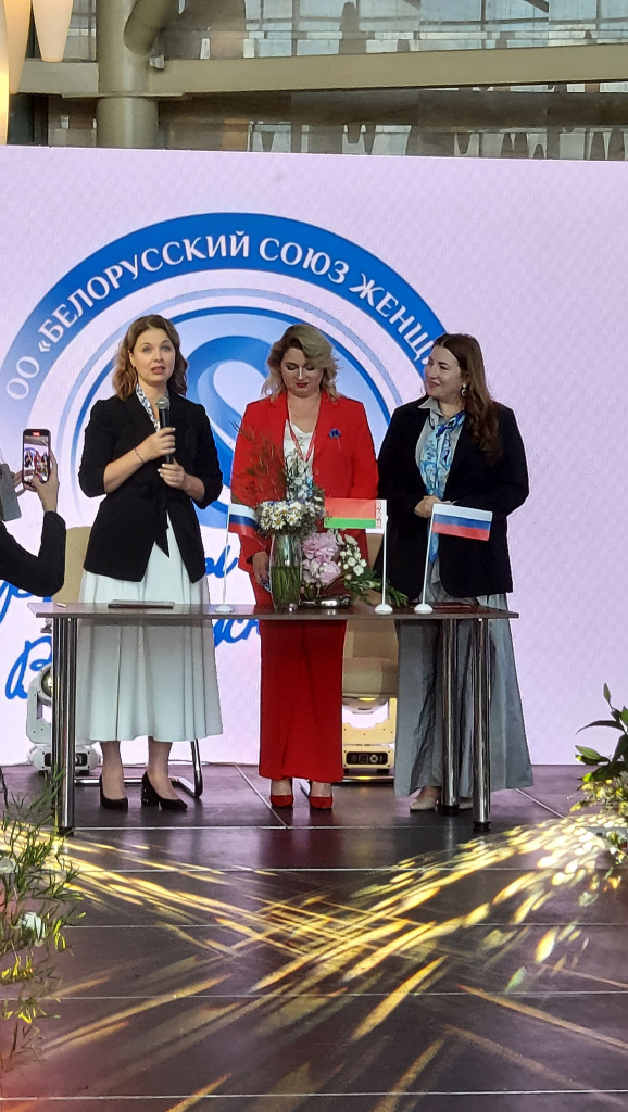 слева направо, Ольга Хитрова председатель Ярославского регионального отделения Союза Женщин России , Елена Прохорова и Татьяна Ромашкина председатель Совета и клуба предпринимателей в г.Сочи от Союз Женщин России.jpg слева направо, Ольга Хитрова председатель Ярославского регионального отделения Союза Женщин России , Елена Прохорова и Татьяна Ромашкина председатель Совета и клуба предпринимателей в г.Сочи от Союз Женщин России.jpg