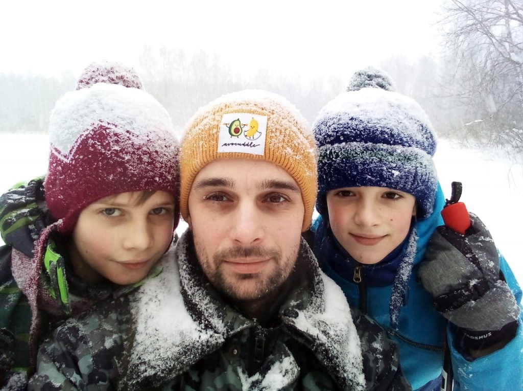 Константин Тимченко с сыновьями.jpeg