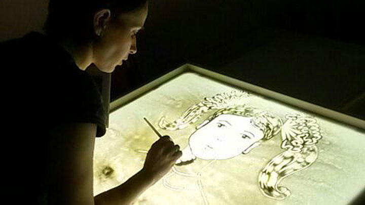 девушка рисует на песке.jpg