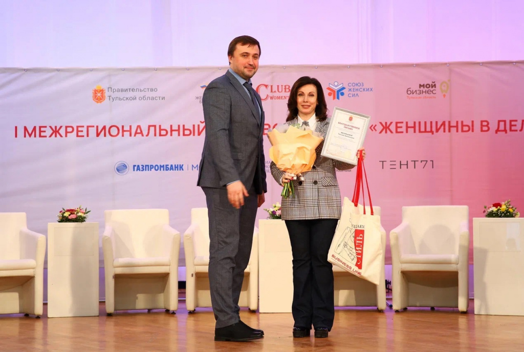 ярошенко награждаетIMG_7491.JPG