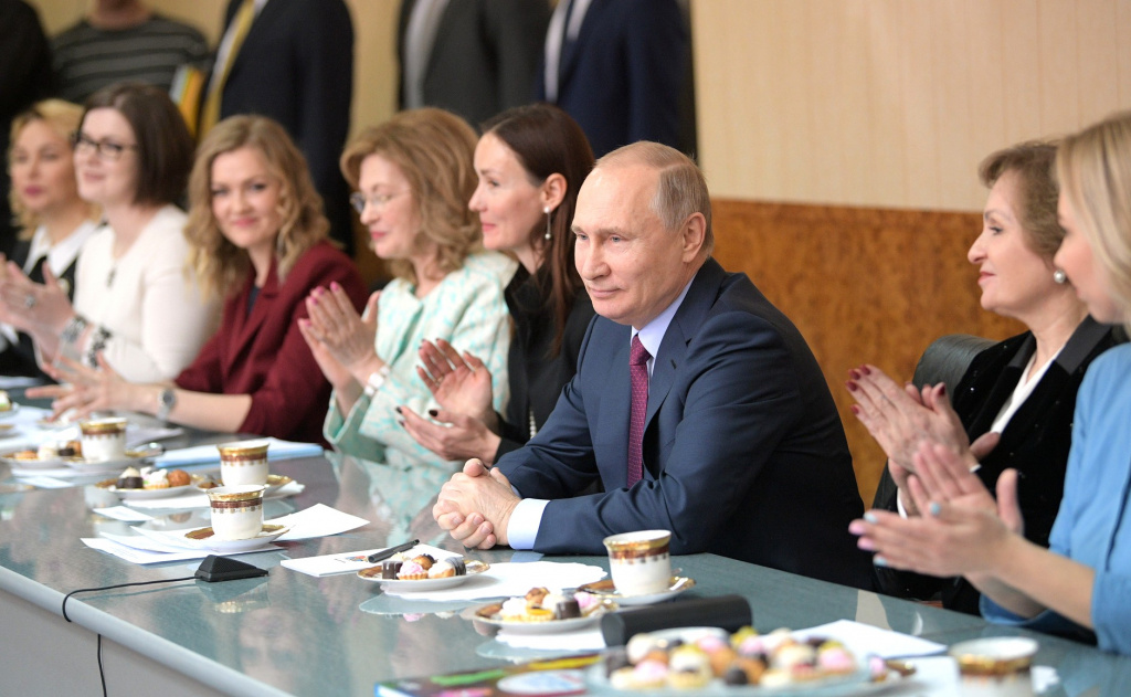 Путин среди женщин.jpg