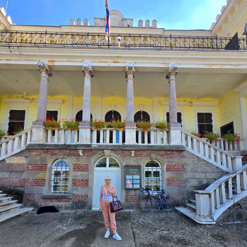 Наталия Шатилина у здания, в котором она открыла свою первую балетную школу .jpg