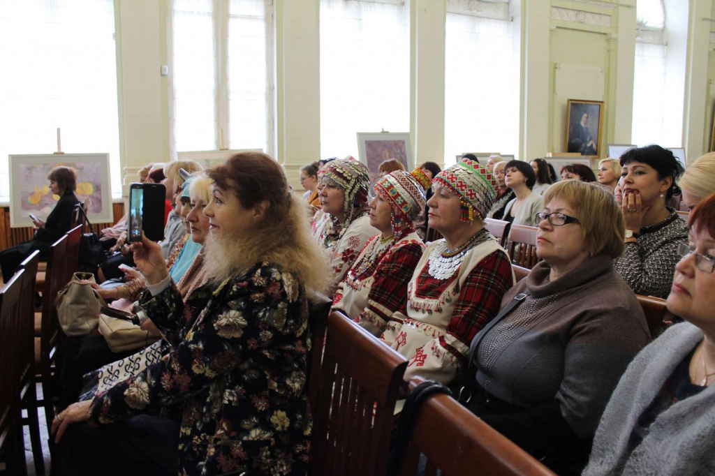Женский конгресс Цветущий миндаль 2019 сидят в зале.jpg