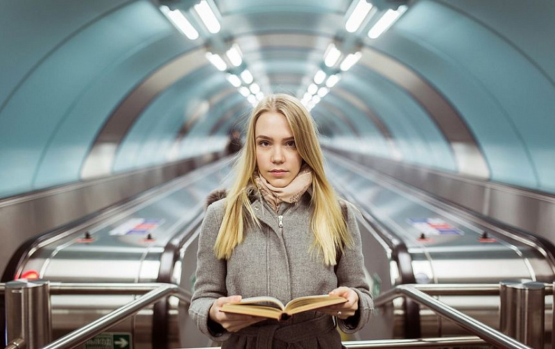 Девушка читает в метро.jpg