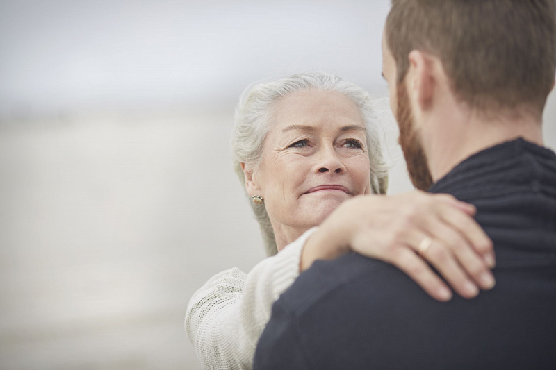 Мать и взрослый сын обнимаются.jpg