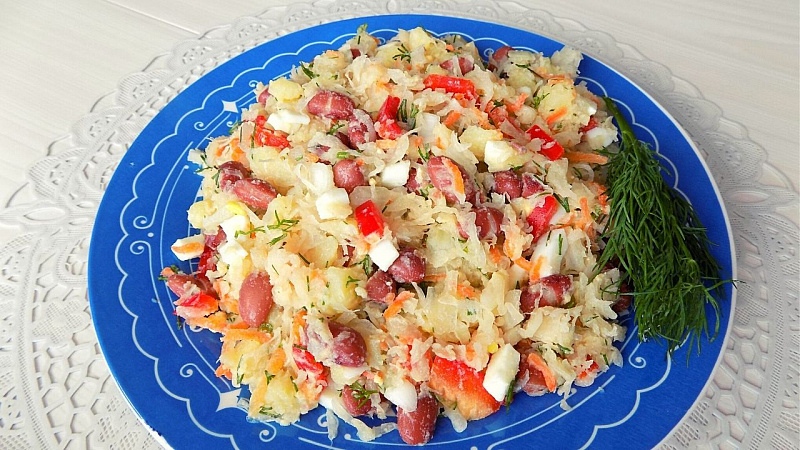 Салат из квашеной капусты с консервированной фасолью.jpg