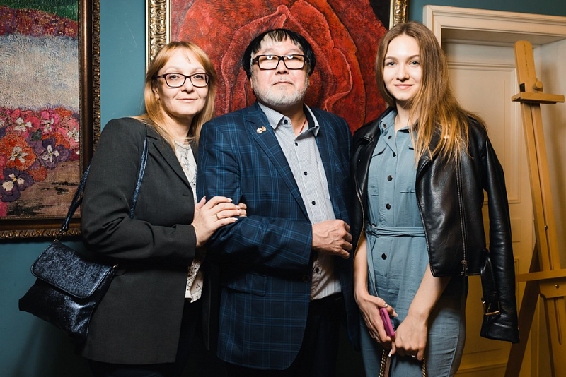 Дмитрий Санджиев с семьей.png