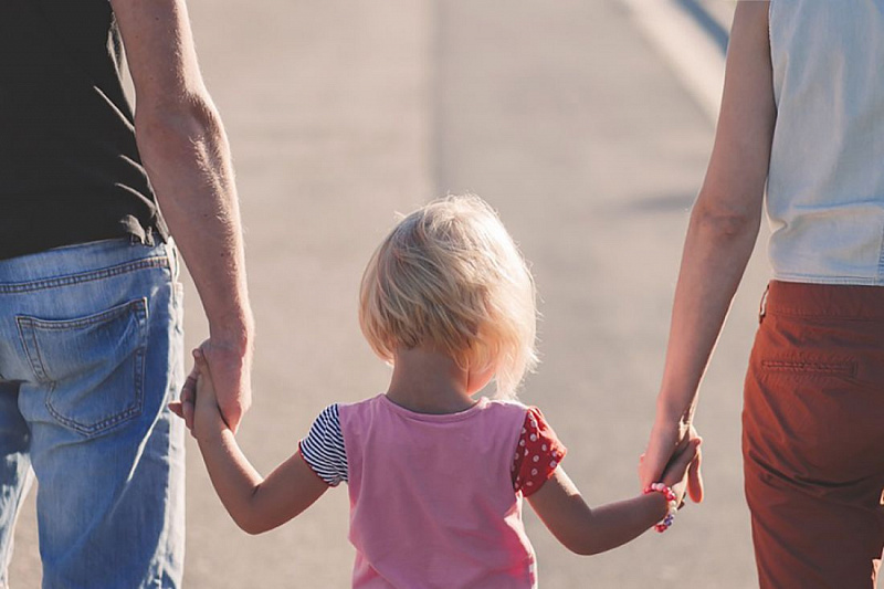 Девочка с родителями.jpg