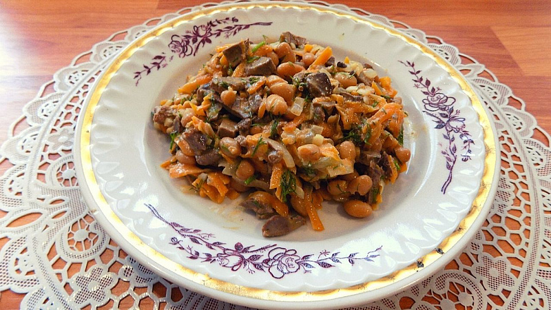 Салат с отварной куриной печенью и белой фасолью.jpg