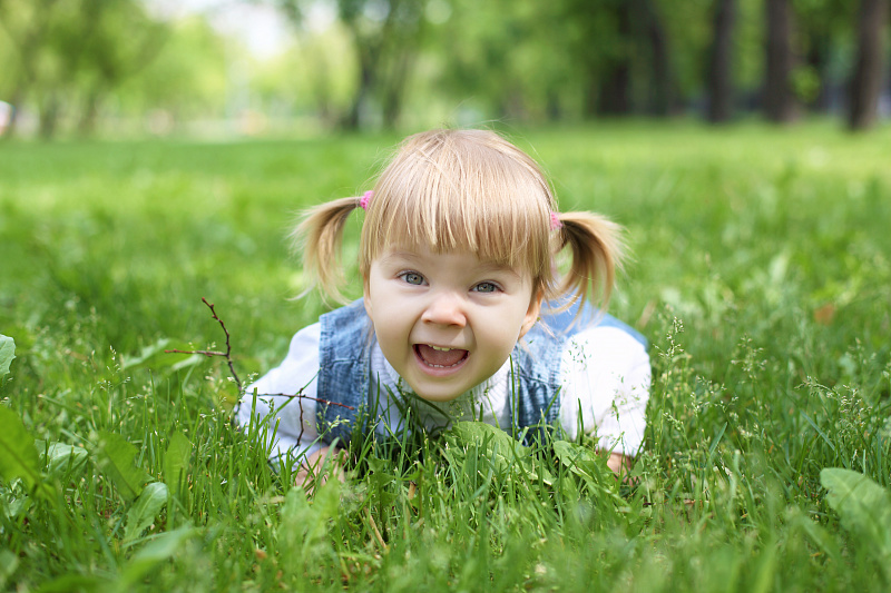 ребенок трава.jpg