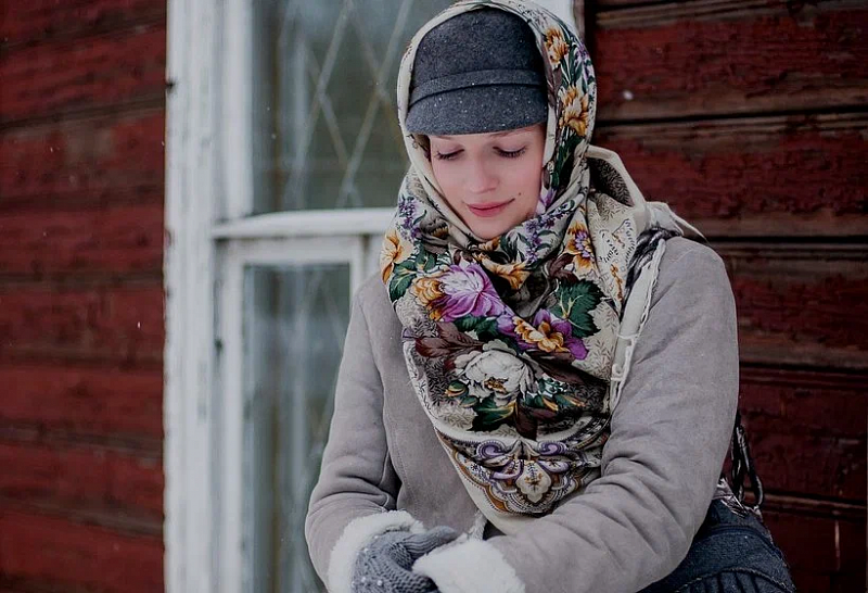 По верх платка была. Павлопосадский платок на голове. Головной платок. Русский платок. Женщина в платке.