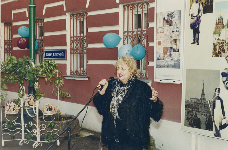 Н.Ю.Дурова на открытии выставки Моя родословная в Музее истории Моквы 2003.jpg